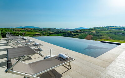 Relais Tenuta Santori: Lucht, Gebouw, Water, Buitenmeubels, Stedelijk Ontwerp, Condominium, Boom, Woongebied, Landschap, Zwembad