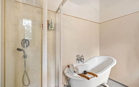 Casale Rosa: Badkamer, Loodgieterswerkinrichting, Interieur Ontwerp, Flooring, Verdieping, Loodgieter, Kraan, Verlichting, Kamer, Bad