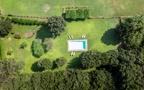 Casale Rosa: Zwembad, Tuin, Gazon, Schaduw, Landscaping, Park, Werf, Backyard, Plantage, Evergreen