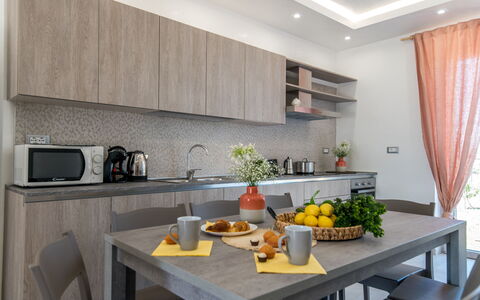 Villa Normanni: Tafel, Countertop, Eigendom, Cabinetry, Meubilair, Tableware, Keuken, Interieur Ontwerp, Hout, Verlichting