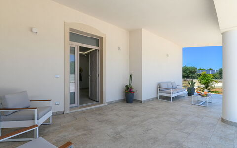 Villa Normanni: Fabriek, Kamerplant, Gebouw, Hout, Verdieping, Flooring, Schaduw, Deur, Hardwood
