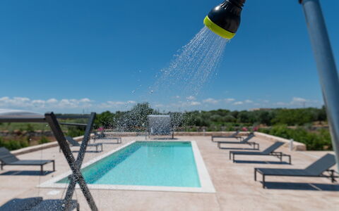 Villa Normanni: Water, Lucht, Wolk, Azure, Zwembad, Vrije Tijd, Schaduw, Fabriek, Samengesteld Materiaal, Buitenmeubels