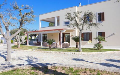 Villa Don Sante In Locorotondo Puglia: Fabriek, Lucht, Gebouw, Eigendom, Venster, Huis, Boom, Schaduw, Deur, Woongebied