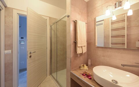 Villa Adriatica Near Ostuni Puglia: Spiegel, Kraan, Wastafel, Loodgieterswerkinrichting, Eigendom, Wastafel In De Badkamer, Badkamer, Interieur Ontwerp, Architectuur