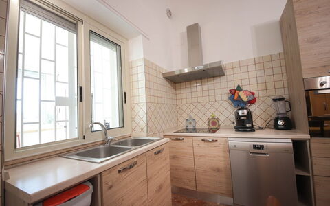 Villa Azzurra Seaview In Monopoli, Puglia: Gootsteen, Cabinetry, Wastafel, Eigendom, Kraan, Countertop, Venster, Keuken, Gebouw, Loodgieterswerkinrichting
