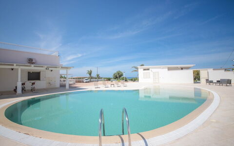 Villa Azzurra Seaview In Monopoli, Puglia: Water, Lucht, Eigendom, Zwembad, Azure, Gebouw, Schaduw, Zwemwater, Vrije Tijd, Aqua