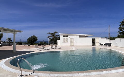 Villa Azzurra Seaview In Monopoli, Puglia: Water, Lucht, Zwembad, Gebouw, Zwemwater, Boom, Vrije Tijd, Samengesteld Materiaal, Onroerend Goed, Badplaats