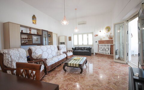 Villa Azzurra Seaview In Monopoli, Puglia: Bankstel, Fotolijst, Meubilair, Eigendom, Tafel, Gebouw, Interieur Ontwerp, Hout, Woonkamer, Huis