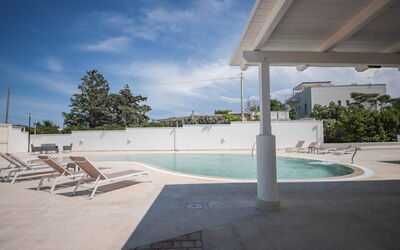 Villa Azzurra Seaview In Monopoli, Puglia: Water, Lucht, Wolk, Fabriek, Zwembad, Boom, Schaduw, Vrije Tijd, Samengesteld Materiaal, Landschap