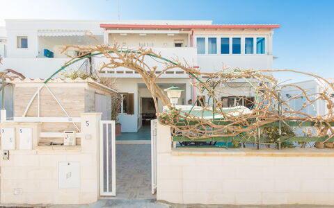Casa Laura: Schaduw, Beton, Balkon, Outdoor Structuur