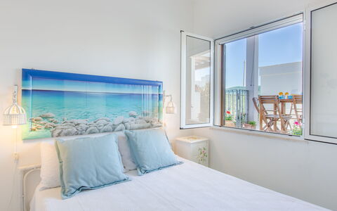 Casa Laura: Blauw, Interieur Ontwerp, Slaapkamer, Zee, Linens, Appartement, Bedding, Oceaan, Balkon, Bed