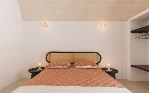 Villa Jolie: Muur, Interieur Ontwerp, Meubilair, Plafond, Flooring, Slaapkamer, Verdieping, Bed, Verlichting, Kamer