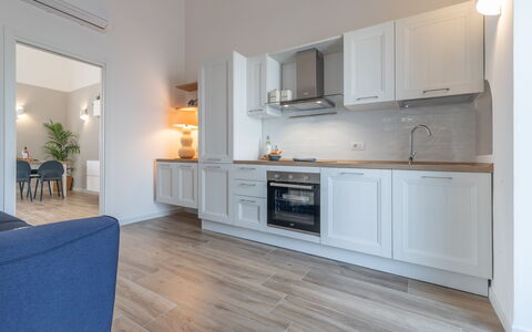 Sospiri Sul Mare: Cabinetry, Countertop, Eigendom, Meubilair, Gebouw, Keuken, Hout, Kamerplant, Fornuis, Fabriek