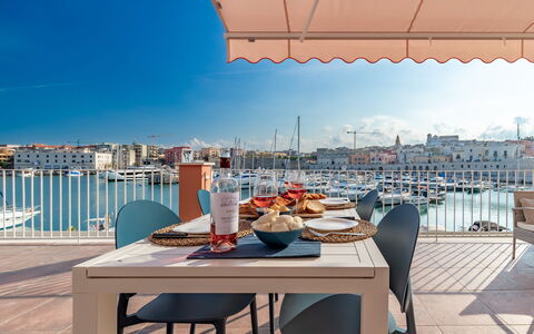 Sospiri Sul Mare: Lucht, Water, Gebouw, Tafel, Meubilair, Dag, Eigendom, Stoel, Tableware, Buitenmeubels