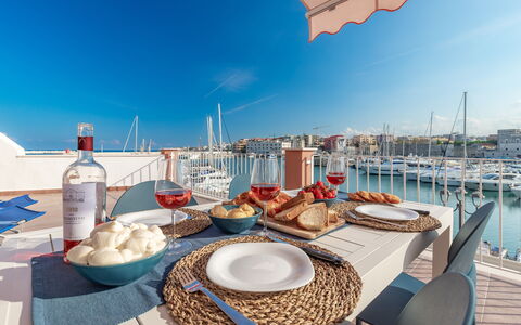 Sospiri Sul Mare: Lucht, Eigendom, Water, Wolk, Azure, Tableware, Blauw, Tafel, Dishware, Gebouw