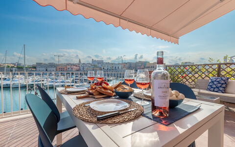 Sospiri Sul Mare: Lucht, Tafel, Meubilair, Tableware, Wolk, Fles, Water, Gebouw, Buitenmeubels, Stoel