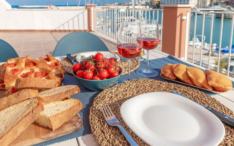 Sospiri Sul Mare: Voedsel, Tableware, Dishware, Tafel, Bord, Serveware, Ingrediënt, Tafelkleed, Keuken