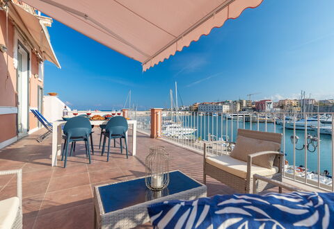 Sospiri Sul Mare: Lucht, Water, Eigendom, Gebouw, Blauw, Azure, Schaduw, Buitenmeubels, Tafel, Zwembad