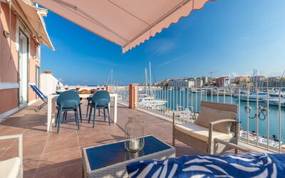 Sospiri Sul Mare: Lucht, Water, Eigendom, Gebouw, Blauw, Azure, Schaduw, Buitenmeubels, Tafel, Zwembad