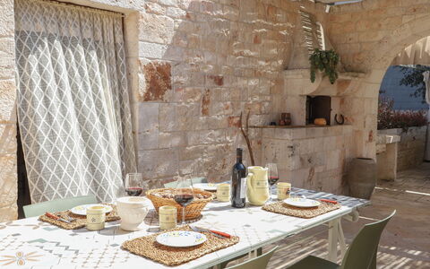 Country Trullo Rosso With Jacuzzi Alberobello: Tafel, Eigendom, Tableware, Voedsel, Hout, Interieur Ontwerp, Fles, Tafelkleed, Verdieping, Gordijn