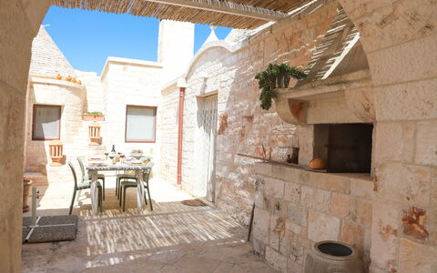 Country Trullo Rosso With Jacuzzi Alberobello: Venster, Gebouw, Lucht, Tafel, Fabriek, Steen, Interieur Ontwerp, Stoel, Metselwerk, Hout
