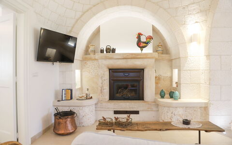 Country Trullo Rosso With Jacuzzi Alberobello: Eigendom, Gebouw, Interieur Ontwerp, Hout, Tafel, Woonkamer, Verdieping, Flooring, Haard, Bankstel