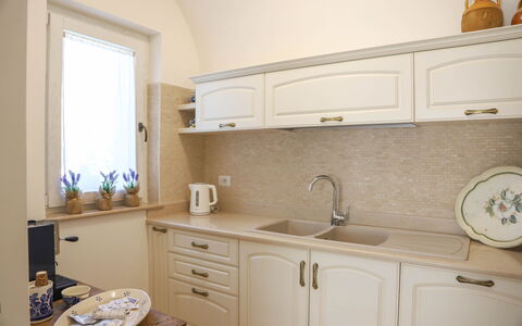 Country Trullo Rosso With Jacuzzi Alberobello: Cabinetry, Countertop, Eigendom, Meubilair, Gebouw, Wastafel, Gootsteen, Keuken, Lade, Kraan