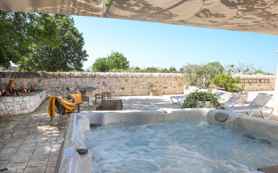 Country Trullo Rosso With Jacuzzi Alberobello: Water, Eigendom, Lucht, Fabriek, Zwembad, Bad, Boom, Samengesteld Materiaal, Schaduw, Vrije Tijd