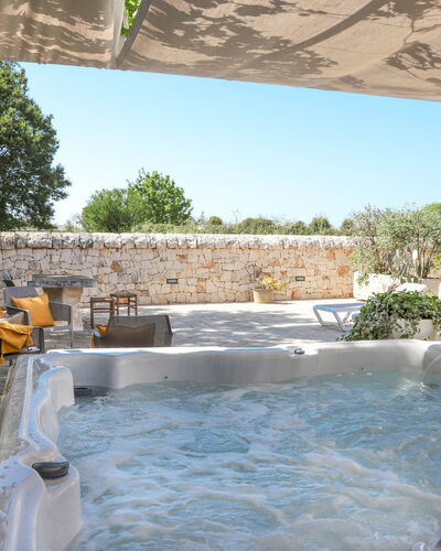 Country Trullo Rosso With Jacuzzi Alberobello: Water, Eigendom, Lucht, Fabriek, Zwembad, Bad, Boom, Samengesteld Materiaal, Schaduw, Vrije Tijd