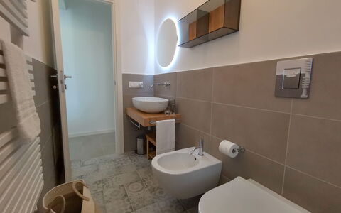 Apartments In Villa Selva, Locorotondo, Puglia: Kraan, Wastafel In De Badkamer, Eigendom, Wastafel, Loodgieterswerkinrichting, Gebouw, Badkamer, Spiegel, Interieur Ontwerp, Purper