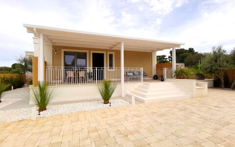 Apartments In Villa Selva, Locorotondo, Puglia: Fabriek, Wolk, Lucht, Eigendom, Gebouw, Huis, Land Lot, Schaduw, Deur, Boom