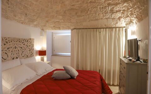 Country Trullo Verde, Wifi, Alberobello: Meubilair, Eigendom, Gebouw, Comfort, Verlichting, Hout, Textiel, Interieur Ontwerp, Bed Frame, Cabinetry