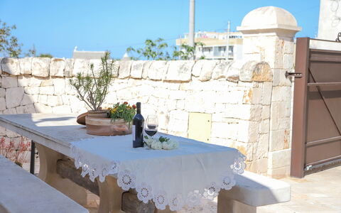 Country Trullo Verde, Wifi, Alberobello: Lucht, Dag, Eigendom, Tafel, Azure, Stoel, Fabriek, Buitenmeubels, Buitentafel, Tafelkleed