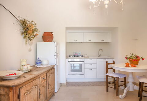 Country Trullo Verde, Wifi, Alberobello: Cabinetry, Meubilair, Eigendom, Countertop, Lade, Oranje, Interieur Ontwerp, Hout, Wastafel, Gebouw