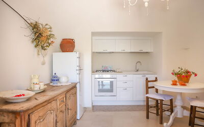 Country Trullo Verde, Wifi, Alberobello: Cabinetry, Meubilair, Eigendom, Countertop, Lade, Oranje, Interieur Ontwerp, Hout, Wastafel, Gebouw