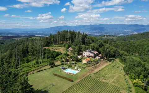 Montelucci Chianti Agrivilla: Wolk, Lucht, Fabriek, Berg, Natuurlijk Landschap, Boom, Land Lot, Hoogland, Gebouw, Gras