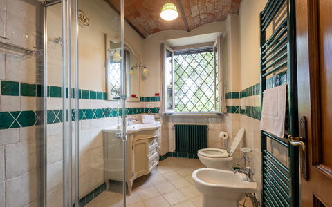 Montelucci Chianti Agrivilla: Eigendom, Wastafel, Loodgieterswerkinrichting, Spiegel, Kraan, Badkamer, Venster, Interieur Ontwerp, Architectuur