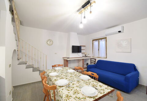 Casa Rosada With Outdoor In Budoni: Tafel, Eigendom, Meubilair, Fotolijst, Bankstel, Hout, Interieur Ontwerp, Stoel, Verlichting, Architectuur