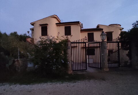 Appartamento Tavernella In Budoni: Fabriek, Lucht, Eigendom, Gebouw, Venster, Wolk, Land Lot, Huis, Boom, Landschap