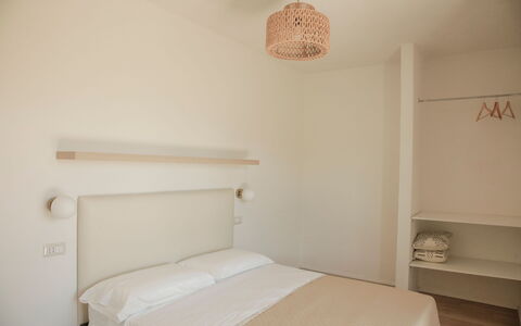 Villa Mariarosaria - Dimora Esclusiva con Piscina: Slaapkamer, Bed, Interieur Ontwerp, Laken, Bedding, Plafond, Verdieping, Bed Frame, Meubilair, Kamer