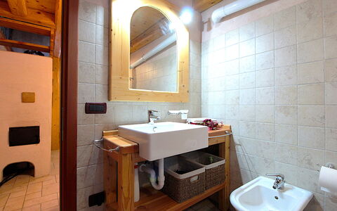 Baita Mountain View Pale San Martino: Spiegel, Kraan, Wastafel, Loodgieterswerkinrichting, Eigendom, Wastafel In De Badkamer, Badkamer, Hout, Gebouw, Interieur Ontwerp