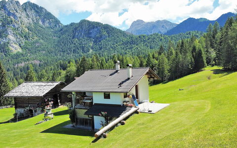 Baita Mountain View Pale San Martino: Wolk, Lucht, Eigendom, Berg, Groen, Gebouw, Natuurlijk Landschap, Boom, Land Lot, Fabriek
