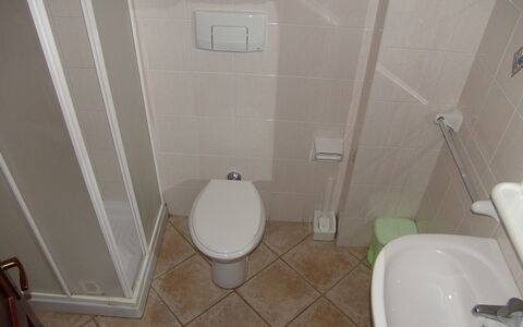 Bilocale Apartments Seaside: Badkamer, Wc Bril, Toilet, Loodgieterswerkinrichting, Muur, Flooring, Verdieping, Wit, Loodgieter, Interieur Ontwerp