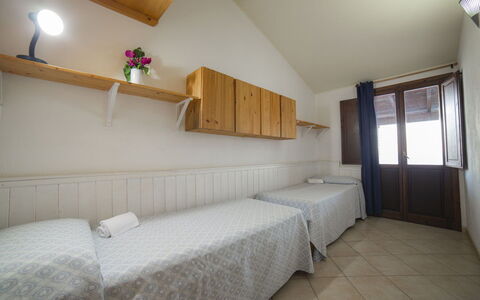 Villetta Seaside Sardegna: Hout, Flooring, Verdieping, Interieur Ontwerp, Plafond, Slaapkamer, Meubilair, Bed, Kamer, Appartement