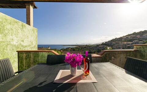 Villetta Seaside Sardegna: Toevlucht, Balkon, Stoel, Eco Hotel, Buitenmeubels, Schaduw, Landscaping, Zwembad, Kamerplant, Villa