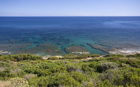 Villetta Seaside Sardegna: Blauw, Water, Zwemwater, Horizon, Vegetation, Zee, Kust, Kust En Oceanic Landvormen, Zomer, Ecoregio