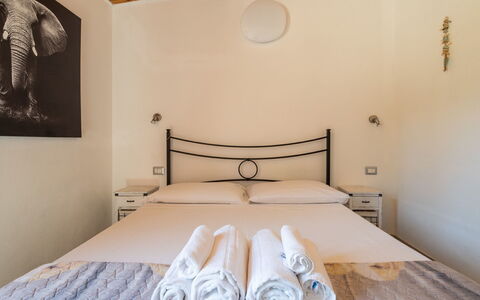 Doxina: Verdieping, Huis, Deur, Appartement, Plafond, Balkon, Bed Frame, Bed, Beits, Hotel