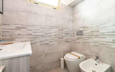 Doxina: Flooring, Verdieping, Loodgieterswerkinrichting, Wc Bril, Toilet, Badkamer, Interieur Ontwerp, Tegel, Loodgieter