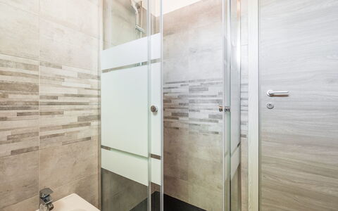 Doxina: Flooring, Verdieping, Badkamer, Loodgieterswerkinrichting, Tegel, Deur Van De Douche, Toilet, Loodgieter