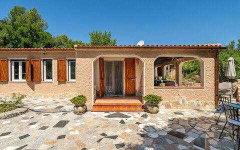 Doxina: Deur, Huis, Verblijf, Bloempot, Landgoed, Flagstone, Schaduw, Tuin, Beton, Patio